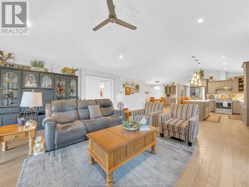 42 York Boulevard, Kingsville, ON - Indoor Photo Showing Living Room