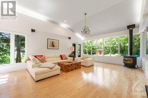 6 Ryan Court, Embrun, ON - Indoor Photo Showing Living Room