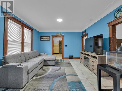 916 Gladstone, Windsor, ON - Indoor Photo Showing Living Room