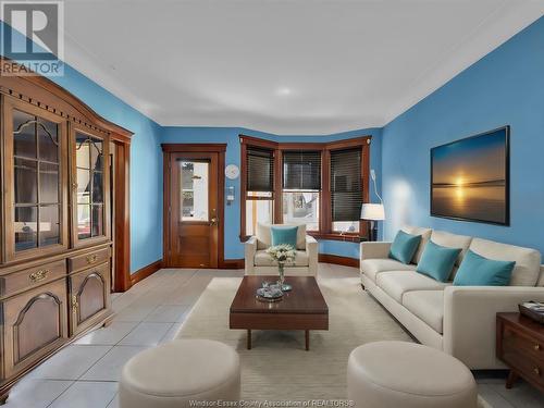 916 Gladstone, Windsor, ON - Indoor Photo Showing Living Room