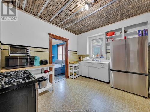 916 Gladstone, Windsor, ON - Indoor Photo Showing Kitchen