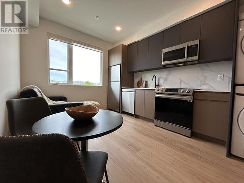 720 Klo Road Unit# 413, Kelowna, BC - Indoor Photo Showing Kitchen