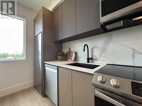 720 Klo Road Unit# 413, Kelowna, BC - Indoor Photo Showing Kitchen