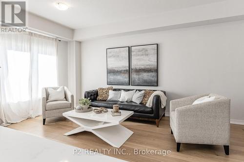 8 Bromley Drive, St. Catharines, ON - Indoor Photo Showing Living Room