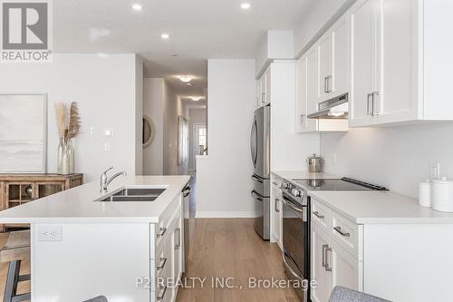 16 Bromley Drive, St. Catharines, ON - Indoor Photo Showing Kitchen With Double Sink With Upgraded Kitchen