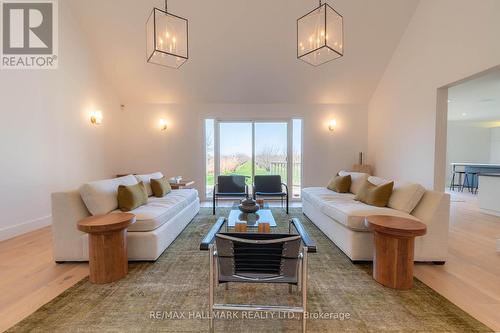 2393 Red Maple Avenue, Lincoln, ON - Indoor Photo Showing Living Room