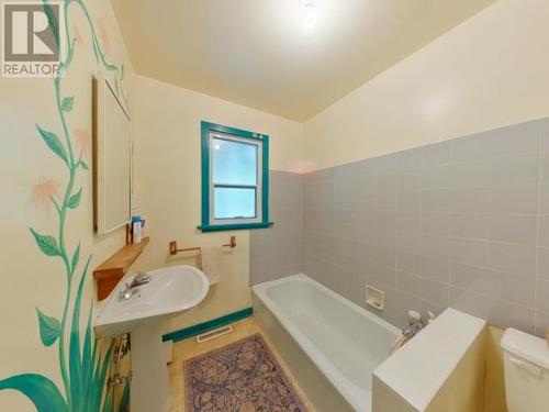 12227 Scotch Fir Point Road, Powell River, BC - Indoor Photo Showing Bathroom