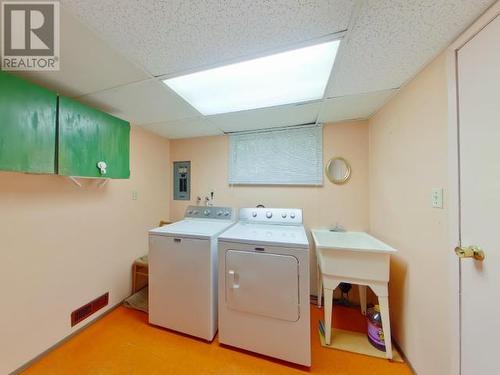 12227 Scotch Fir Point Road, Powell River, BC - Indoor Photo Showing Laundry Room