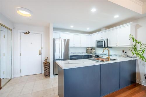 399 Elizabeth Street|Unit #605, Burlington, ON - Indoor Photo Showing Kitchen With Upgraded Kitchen