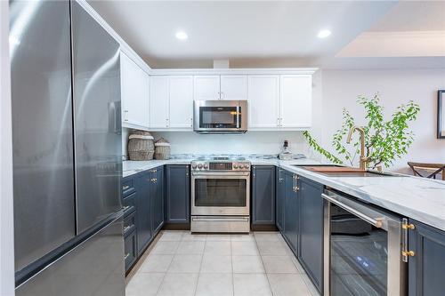 399 Elizabeth Street|Unit #605, Burlington, ON - Indoor Photo Showing Kitchen With Upgraded Kitchen