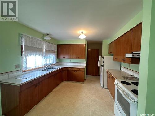 35 Kasper Crescent, Assiniboia, SK - Indoor Photo Showing Kitchen With Double Sink