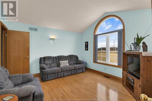 6802 6Th Concession Rd N, Amherstburg, ON - Indoor Photo Showing Living Room