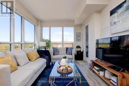 402 - 340 Plains Road E, Burlington, ON - Indoor Photo Showing Living Room