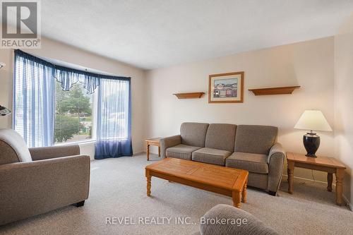 88 Manley Crescent, St. Catharines, ON - Indoor Photo Showing Living Room