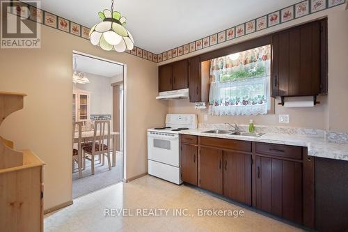88 Manley Crescent, St. Catharines, ON - Indoor Photo Showing Kitchen With Double Sink