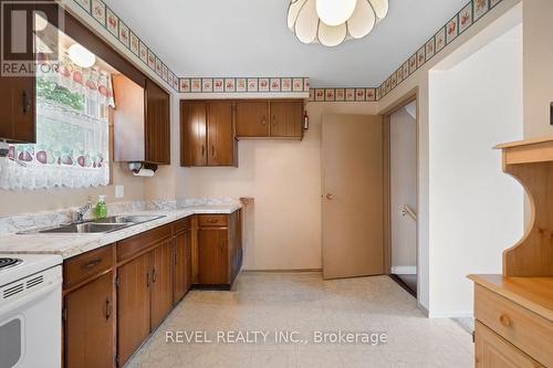 88 Manley Crescent, St. Catharines, ON - Indoor Photo Showing Kitchen With Double Sink