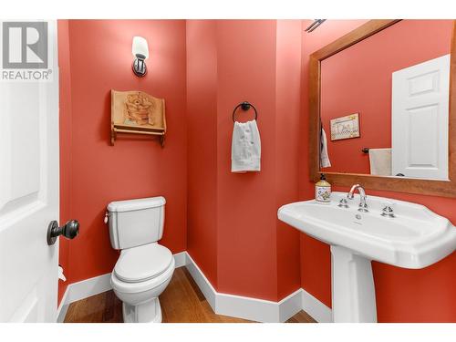 337 Providence Avenue, Kelowna, BC - Indoor Photo Showing Bathroom
