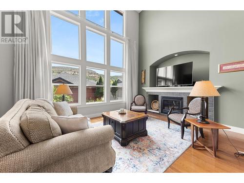 337 Providence Avenue, Kelowna, BC - Indoor Photo Showing Living Room With Fireplace