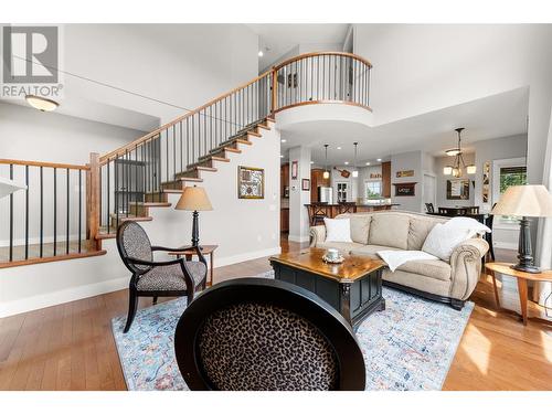 337 Providence Avenue, Kelowna, BC - Indoor Photo Showing Living Room