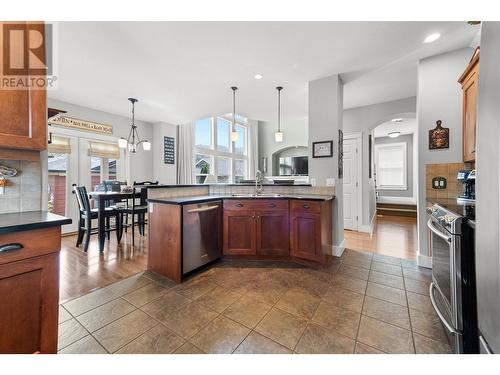 337 Providence Avenue, Kelowna, BC - Indoor Photo Showing Kitchen