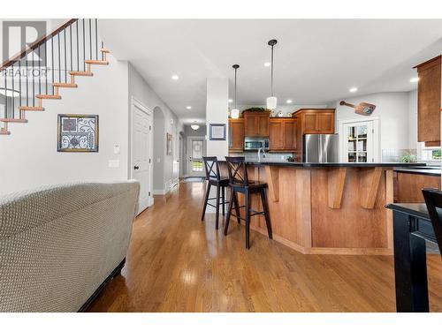 337 Providence Avenue, Kelowna, BC - Indoor Photo Showing Kitchen With Upgraded Kitchen