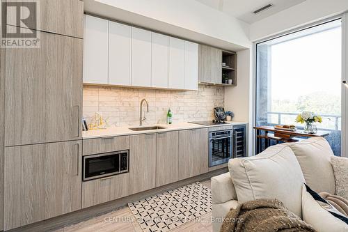 820 - 2020 Bathurst Street, Toronto (Humewood-Cedarvale), ON - Indoor Photo Showing Kitchen With Upgraded Kitchen