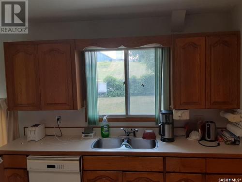 40 Conlin Drive Sw, Swift Current, SK - Indoor Photo Showing Kitchen With Double Sink