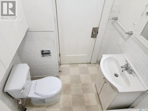 3532 Dewdney Avenue, Regina, SK - Indoor Photo Showing Bathroom