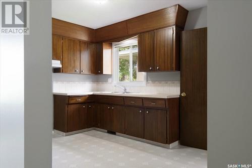2835 Pasqua Street, Regina, SK - Indoor Photo Showing Kitchen