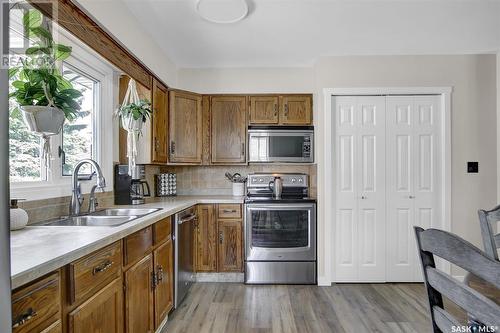 330 Rodenbush Drive, Regina, SK - Indoor Photo Showing Kitchen With Double Sink