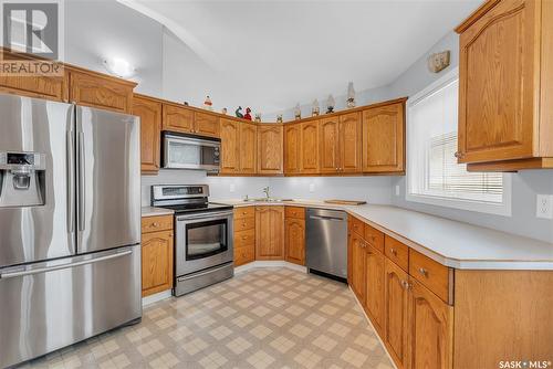 823 Coppermine Crescent, Saskatoon, SK - Indoor Photo Showing Kitchen With Stainless Steel Kitchen