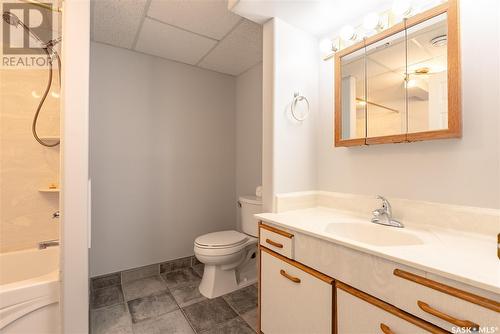 823 Coppermine Crescent, Saskatoon, SK - Indoor Photo Showing Bathroom
