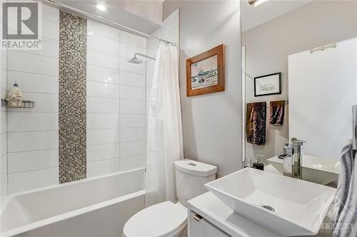 68H Stonehurst Avenue, Ottawa, ON - Indoor Photo Showing Bathroom