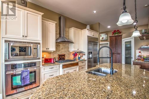 304 Cordon Place, Vernon, BC - Indoor Photo Showing Kitchen With Stainless Steel Kitchen With Double Sink With Upgraded Kitchen