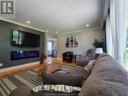 39 Chippewa Drive, Chatham, ON - Indoor Photo Showing Living Room