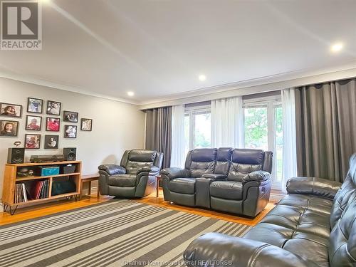 39 Chippewa Drive, Chatham, ON - Indoor Photo Showing Living Room