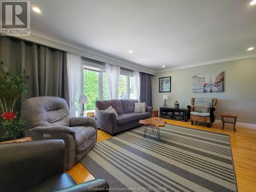 39 Chippewa Drive, Chatham, ON - Indoor Photo Showing Living Room