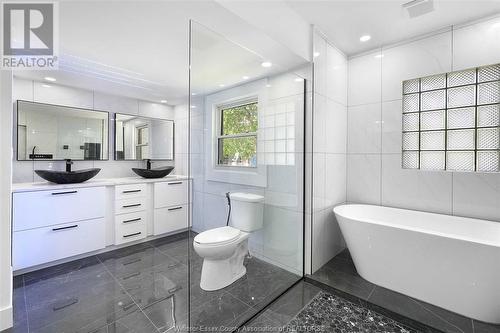 390 Hyde Street, Windsor, ON - Indoor Photo Showing Bathroom