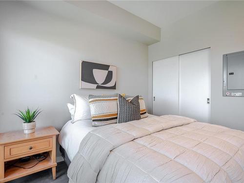 406-767 Tyee Rd, Victoria, BC - Indoor Photo Showing Bedroom