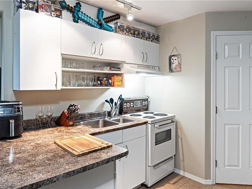 1394/1396 Graham Cres, Nanaimo, BC - Indoor Photo Showing Kitchen With Double Sink