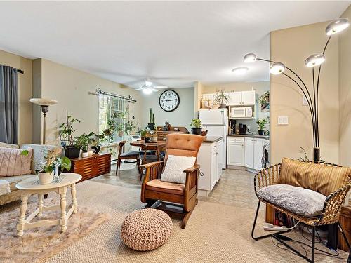 1394/1396 Graham Cres, Nanaimo, BC - Indoor Photo Showing Living Room