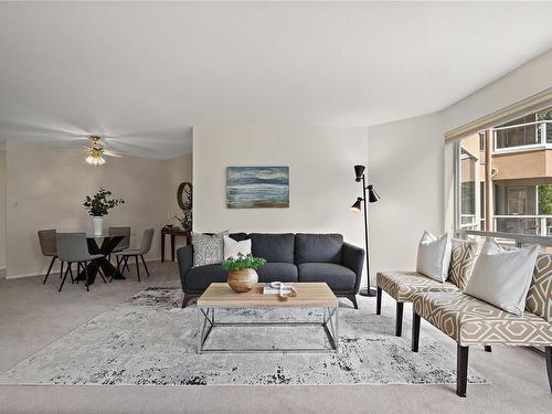 2175-2600 Ferguson Rd, Central Saanich, BC - Indoor Photo Showing Living Room