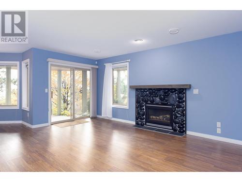 4074 Gellatly Road Unit# 233, West Kelowna, BC - Indoor Photo Showing Living Room With Fireplace