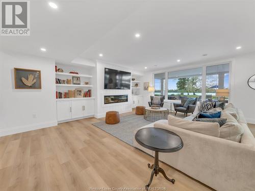 300 Crystal Bay, Amherstburg, ON - Indoor Photo Showing Living Room