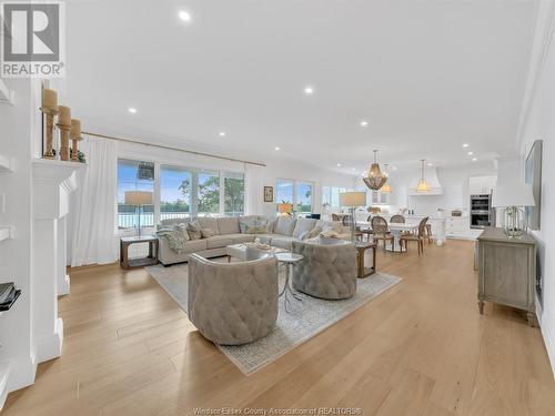 300 Crystal Bay, Amherstburg, ON - Indoor Photo Showing Living Room