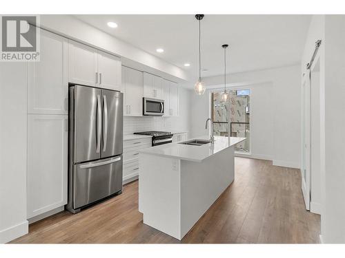 720 Valley Road Unit# 46, Kelowna, BC - Indoor Photo Showing Kitchen With Double Sink With Upgraded Kitchen