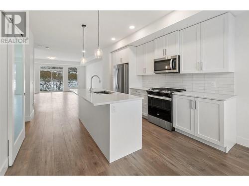 720 Valley Road Unit# 46, Kelowna, BC - Indoor Photo Showing Kitchen With Double Sink With Upgraded Kitchen