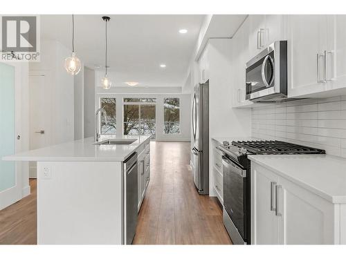 720 Valley Road Unit# 46, Kelowna, BC - Indoor Photo Showing Kitchen With Upgraded Kitchen