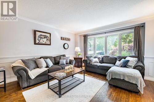 111 Holmcrest Trail, Toronto, ON - Indoor Photo Showing Living Room