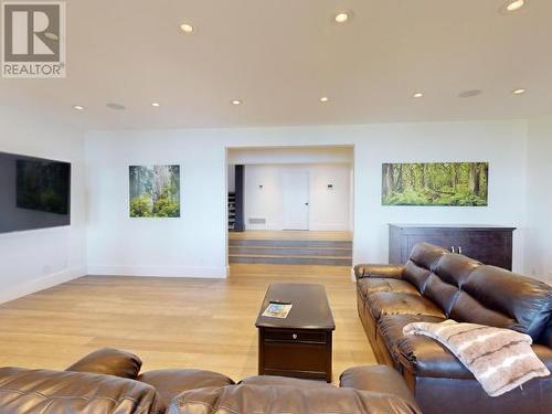 7495 Highway 101, Powell River, BC - Indoor Photo Showing Living Room